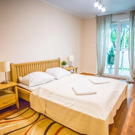 מלון דירות Boogie Aparthouse Old Town 3*