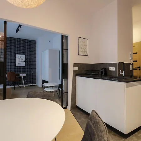 Boogie Aparthouse Old Town מלון דירות 3*